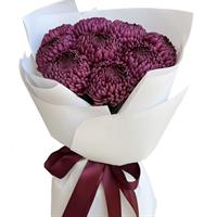 Яркий букет из 9 больших хризантем