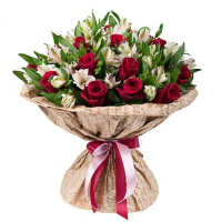Чудовий яскравий букет з червоних оксамитових троянд та альстромерії