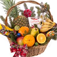 Новорічний кошик з фруктами та солодощами