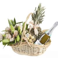 Корзина с лилиями, розами и конфетами