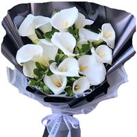 Bright bouquet of calla lilies