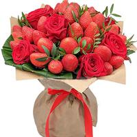 Bouquet of red roses and strawberries