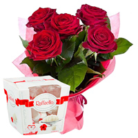 Bright bouquet of 5 roses and candy 