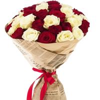 Букет из 35 красных и кремовых роз