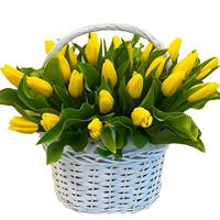 Корзина с жёлтыми тюльпанами