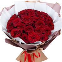 Bouquet of red roses with sisal