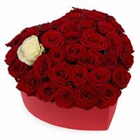 Коробка з трояндами у вигляді серця