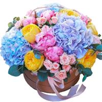 Exquisite box of pion-shaped roses, hydrangeas and bush roses