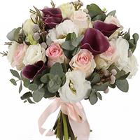 Bouquet of pink roses and calla lilies