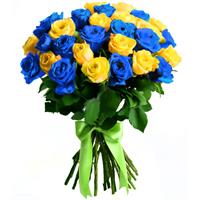 Букет из жёлтых роз и синей статицы