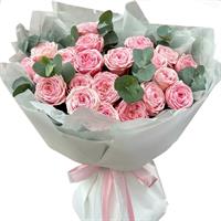 Сердце из роз в зелени