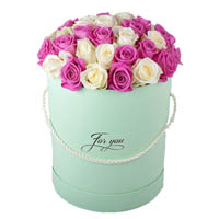 25 roses in a hat box