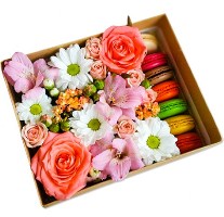 Коробка з квітами і солодощами