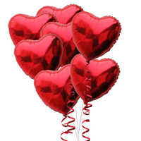 7 фольгованих кульок у формі серця.